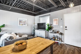 2437 Atwood Ave, Unit 1 in Madison, WI - Foto de edificio - Building Photo