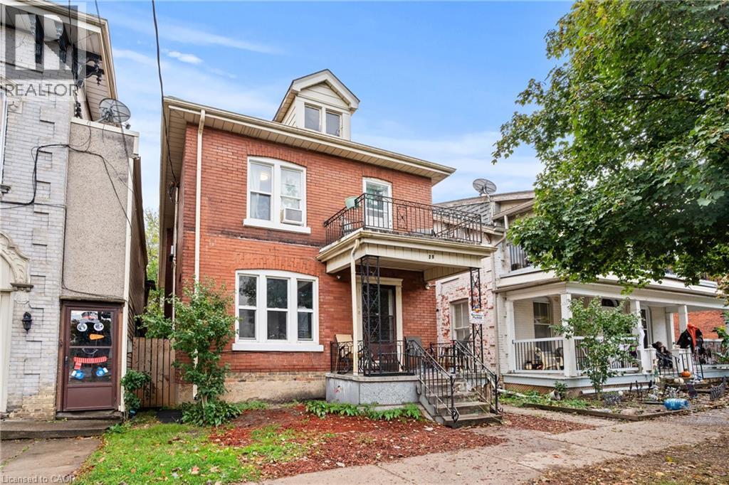 29 Chatham St in Brantford, ON - Building Photo