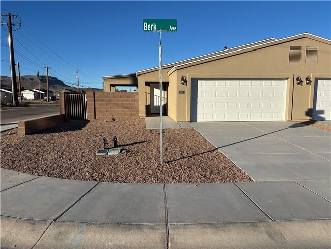 901 E Berk Ave in Kingman, AZ - Building Photo - Building Photo