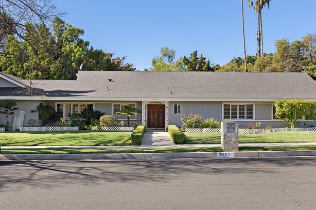 9325 Encino Ave in Los Angeles, CA - Building Photo - Building Photo
