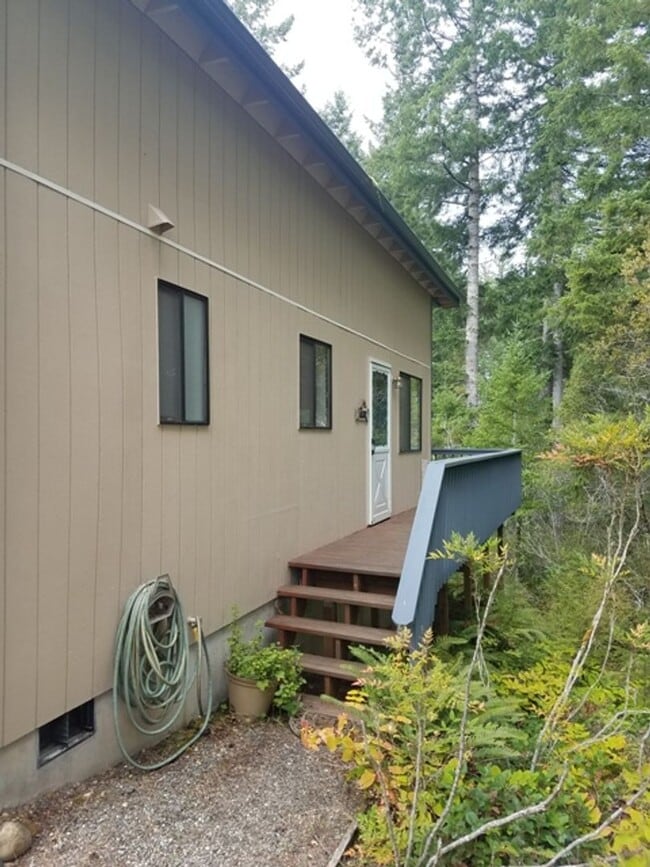 640 E Emerald Lake Dr in Grapeview, WA - Building Photo - Building Photo