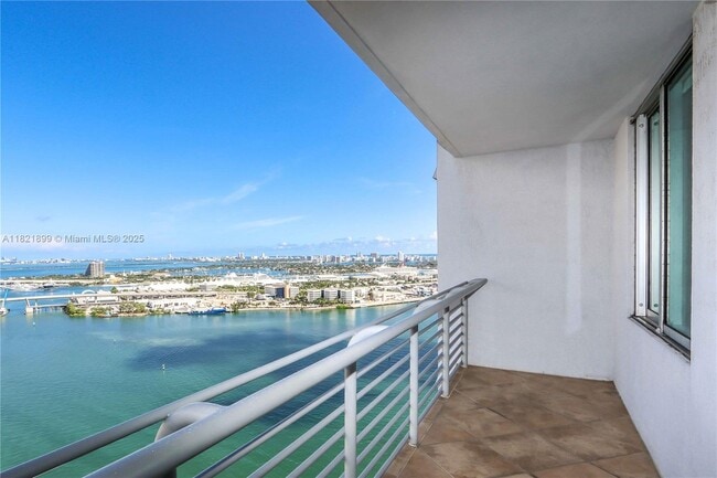 335 S Biscayne Blvd in Miami, FL - Building Photo - Building Photo