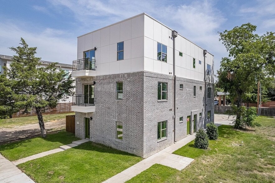 7370 Rural Ave, Unit 303 in Dallas, TX - Building Photo