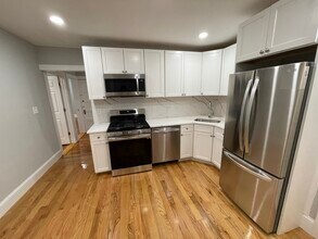 3 Mossland St, Unit 2 in Somerville, MA - Foto de edificio - Building Photo