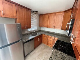 1602 Oxford Way in Stockton, CA - Building Photo