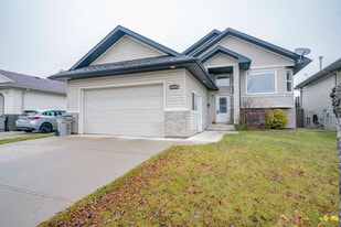 10930-10967 AvenueKey 6 in Grande Prairie, AB - Building Photo