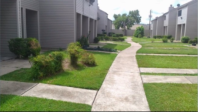 Golden Village Townhomes in Houston, TX - Foto de edificio - Building Photo