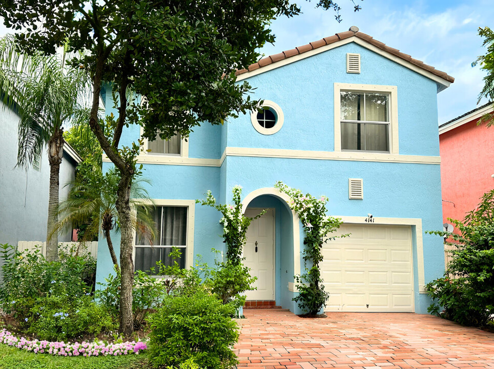 4141 Winnipeg Way in West Palm Beach, FL - Building Photo