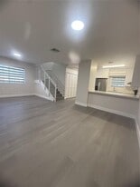 6752 NW 182nd St in Hialeah, FL - Building Photo