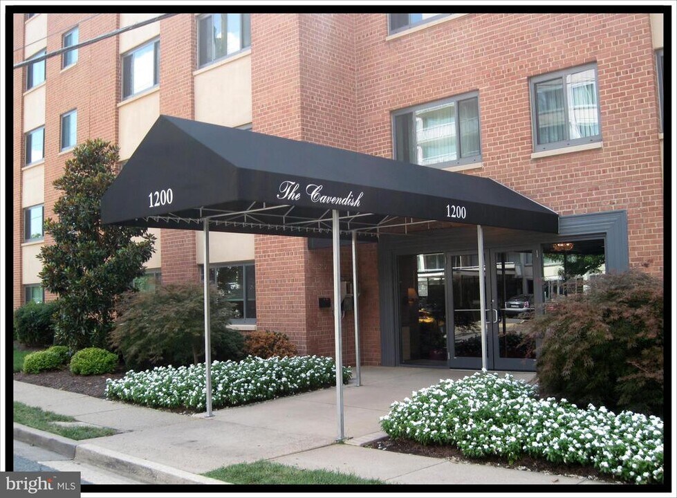1200 S Arlington Ridge Rd in Arlington, VA - Building Photo