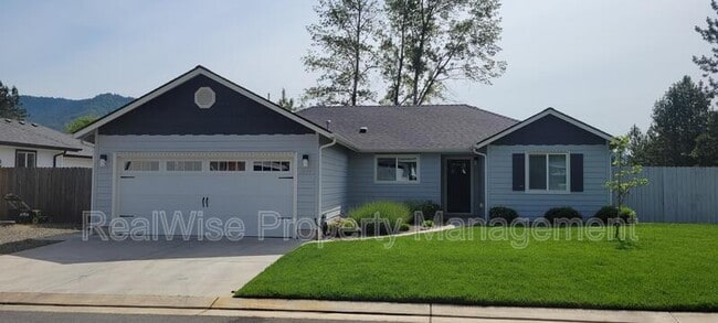 1775 Daffodil Ln in Grants Pass, OR - Building Photo - Building Photo