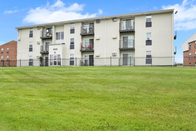 Whispering Oaks Apartments in Waukegan, IL - Building Photo - Building Photo