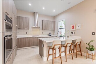 8249 NW 46th St in Doral, FL - Building Photo - Building Photo