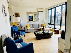 11-07 Welling Ct in Queens, NY - Building Photo