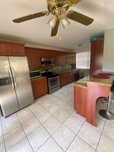 425 NE 172nd St in North Miami Beach, FL - Building Photo - Building Photo