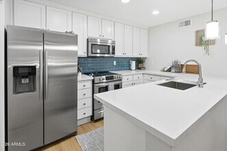 4704 E Paradise Village Pkwy N in Phoenix, AZ - Foto de edificio - Building Photo