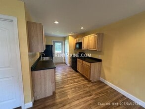 11 Basketball Ct in Bangor, ME - Building Photo - Building Photo