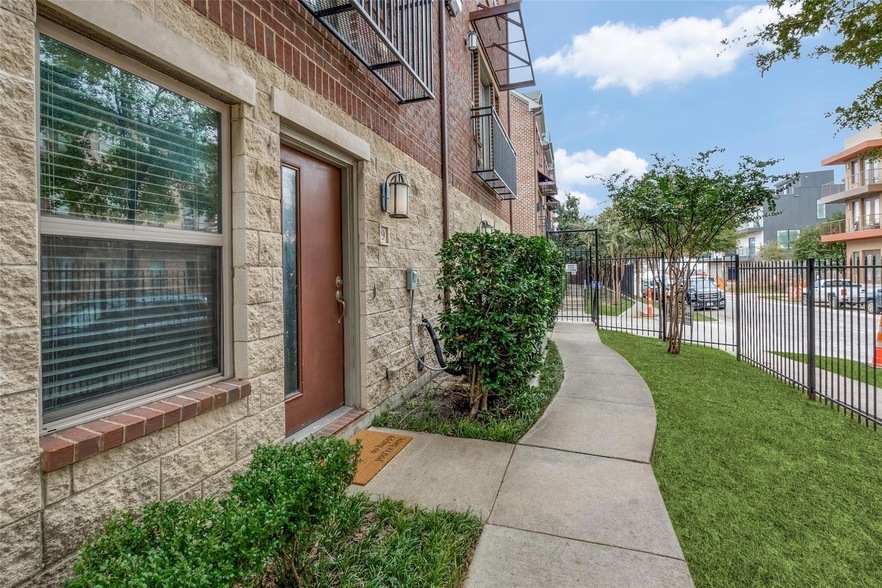 4323 Dickason Ave, Unit 3809-B in Dallas, TX - Building Photo