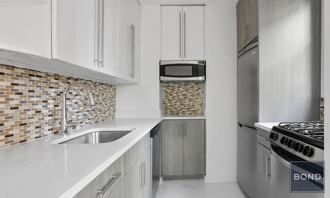 330 W 58th St in New York, NY - Building Photo - Building Photo