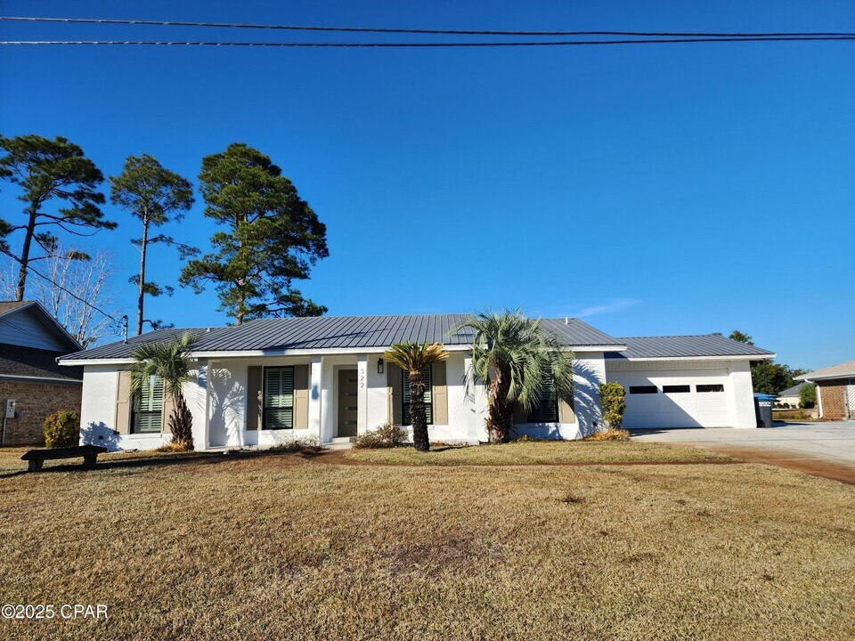 322 Greenwood Cir in Panama City Beach, FL - Building Photo