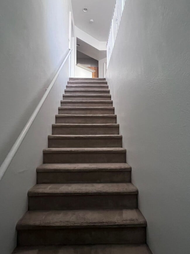 5855 Valley Dr in North Las Vegas, NV - Foto de edificio - Building Photo