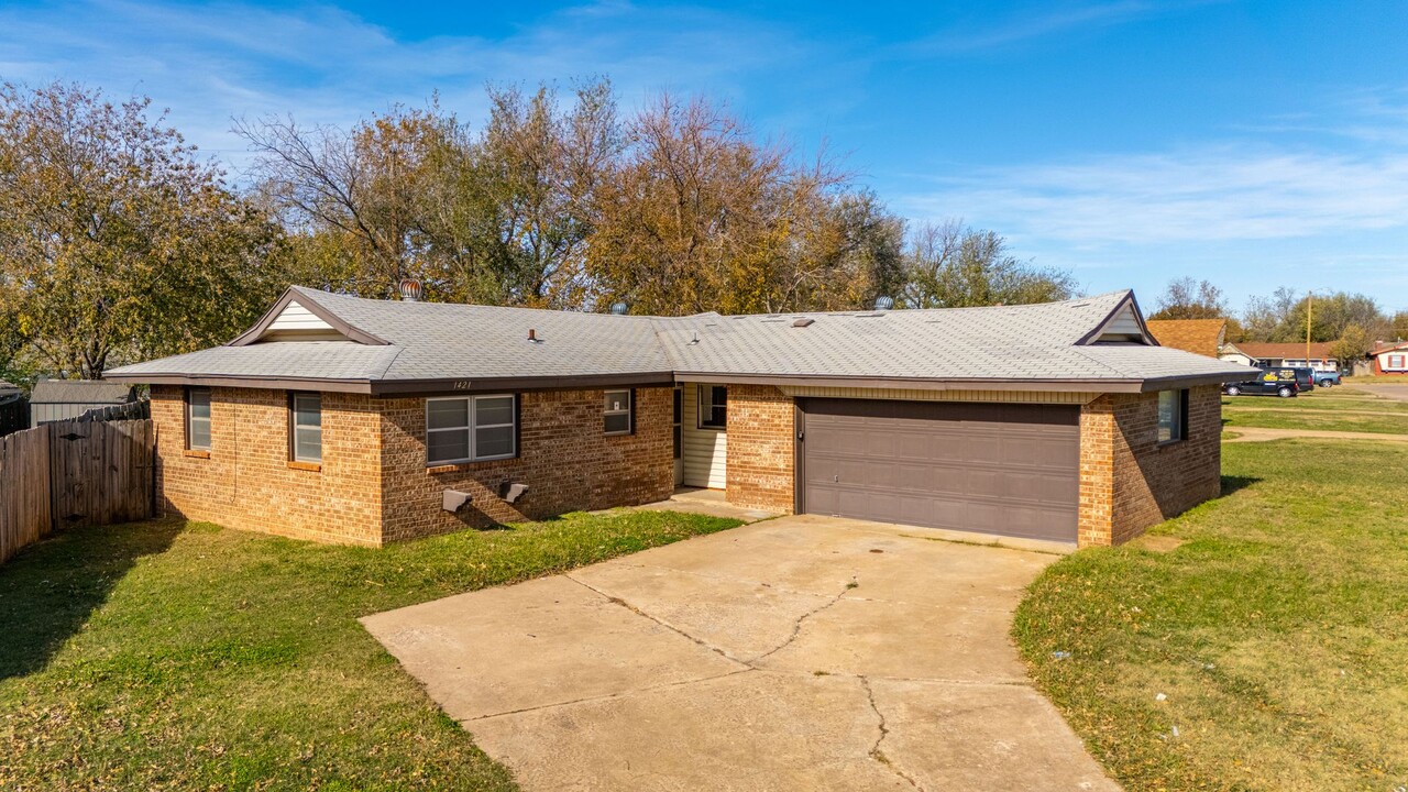 1421 Shalimar Dr in Del City, OK - Building Photo