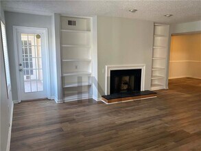 582 Emory Oaks Way in Decatur, GA - Foto de edificio - Building Photo