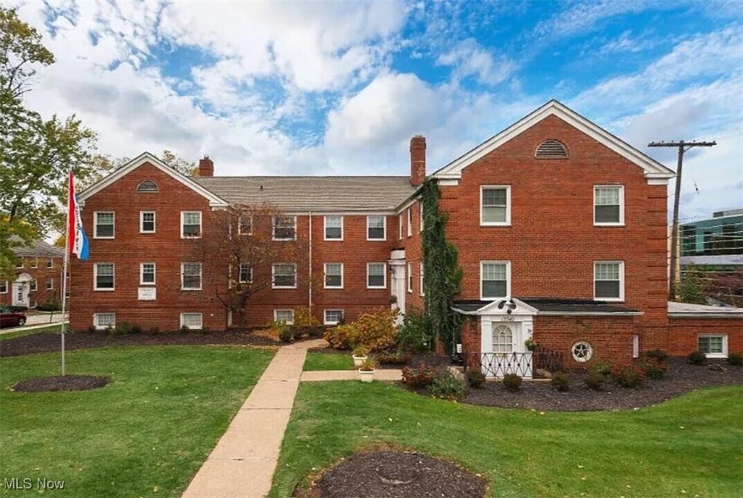 1382 Elbur Ave in Lakewood, OH - Building Photo