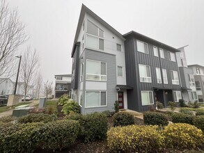 17200 SW Goldcrest Ln in Beaverton, OR - Building Photo - Building Photo