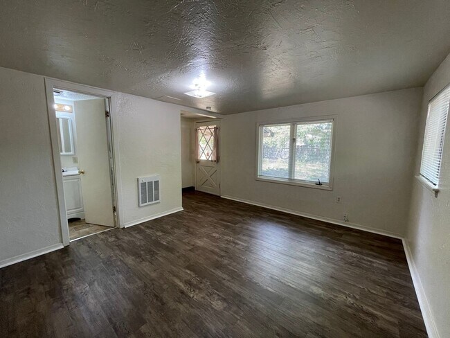 1518 Diamond St in Anderson, CA - Foto de edificio - Building Photo