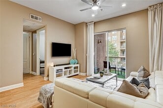 56 E Serene Ave in Las Vegas, NV - Foto de edificio - Building Photo