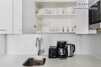 230 E 44th St in New York, NY - Building Photo - Building Photo