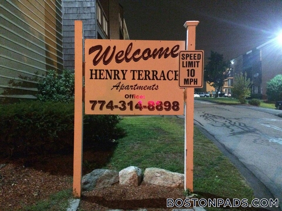 3 Henry Terrace in Worcester, MA - Foto de edificio