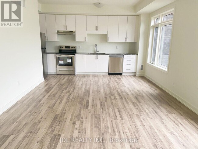 370 A-370A Red Maple Rd in Richmond Hill, ON - Building Photo - Building Photo