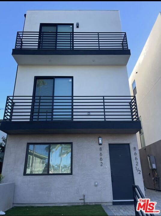 8662 Cadillac Ave in Los Angeles, CA - Building Photo - Building Photo
