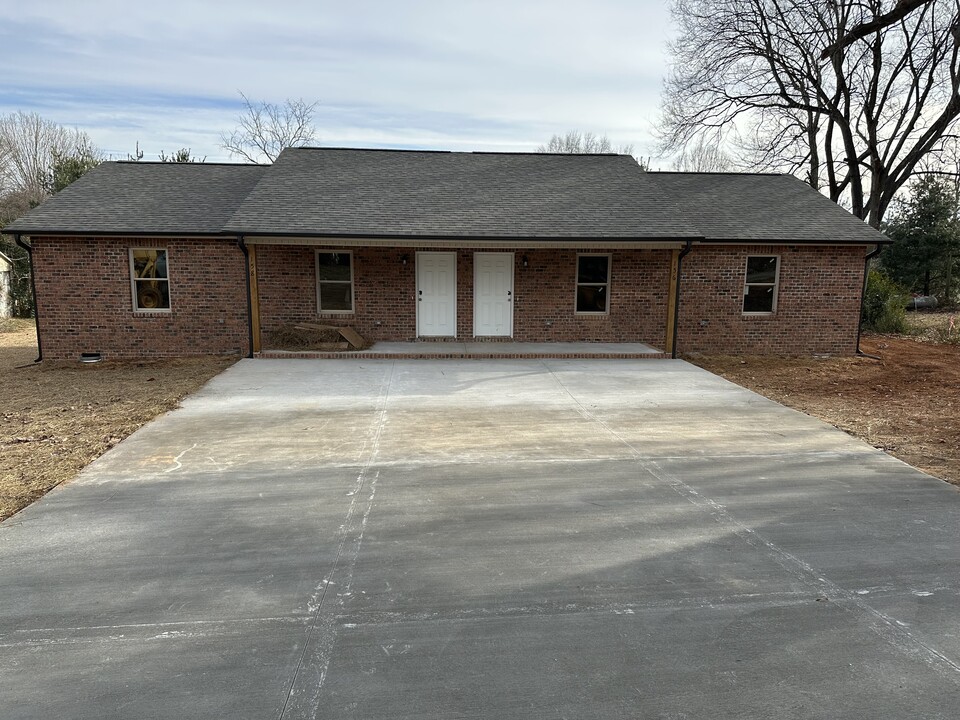 156 Lakewood Ave in Lincolnton, NC - Building Photo