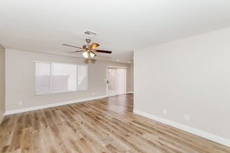 8064 Torremolinos Ave, Unit 213 in Las Vegas, NV - Foto de edificio - Building Photo