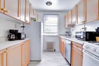 1420 W Abingdon Dr in Alexandria, VA - Building Photo - Building Photo