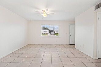 1285 S Betty Ln in Clearwater, FL - Foto de edificio - Building Photo