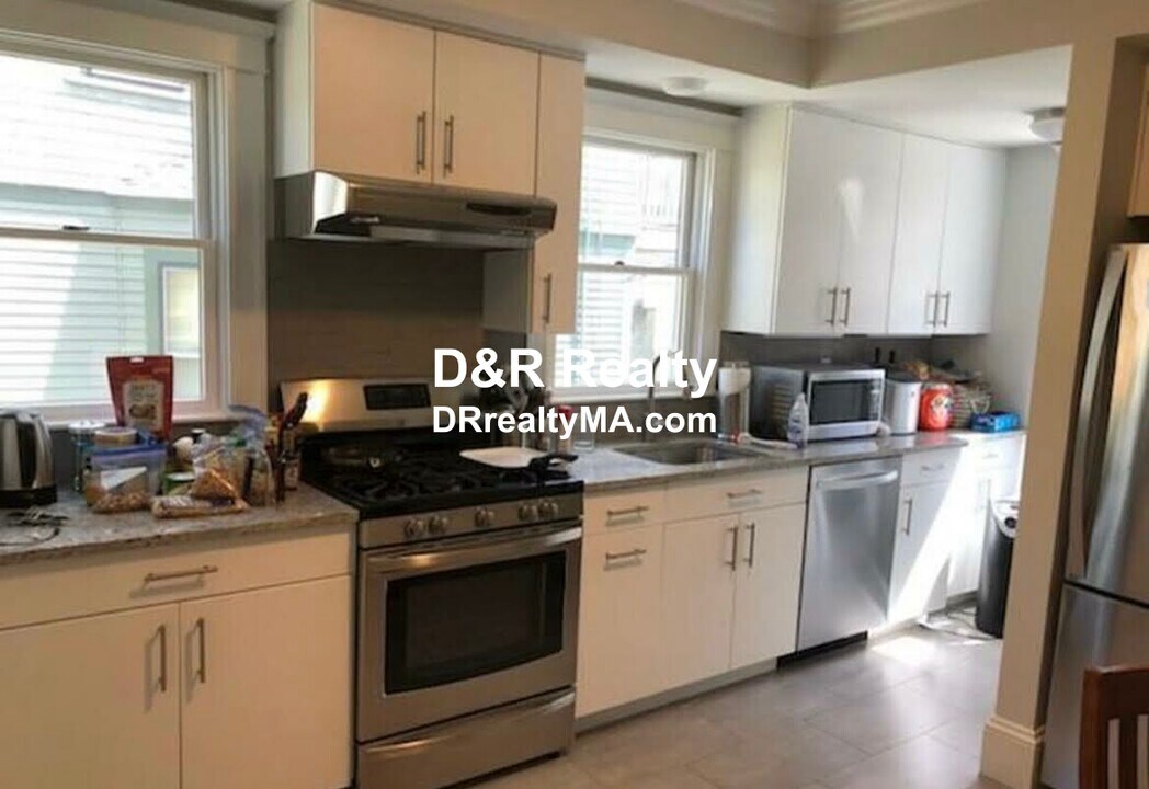 92 Powder House Blvd in Somerville, MA - Building Photo