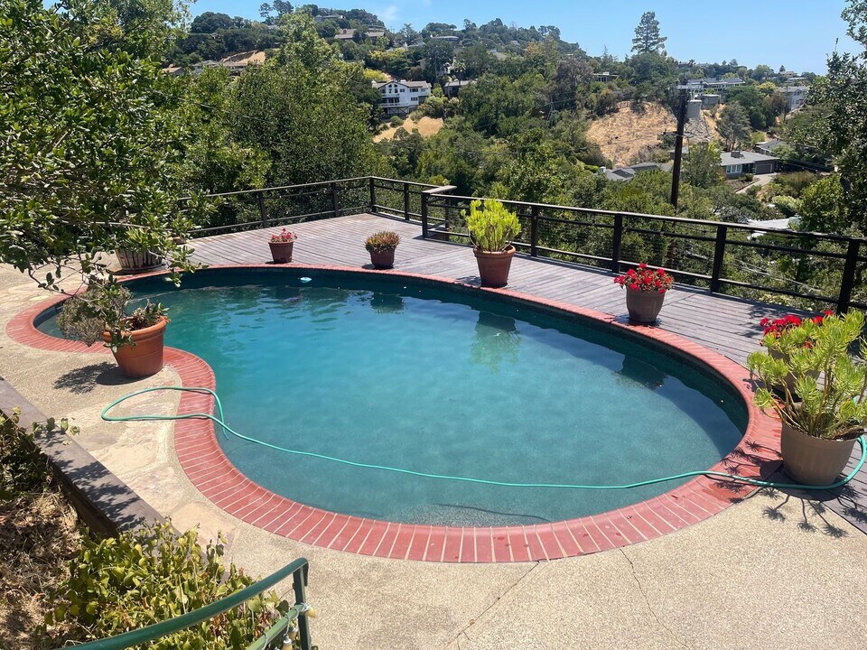 320 Vista Grande in Kentfield, CA - Building Photo