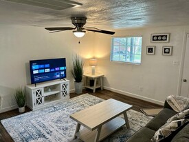 826 2nd St SW, Unit Beautiful Apartment in Hickory, NC - Building Photo