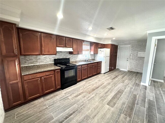 695 Mandalay Ave in Clearwater, FL - Building Photo - Building Photo