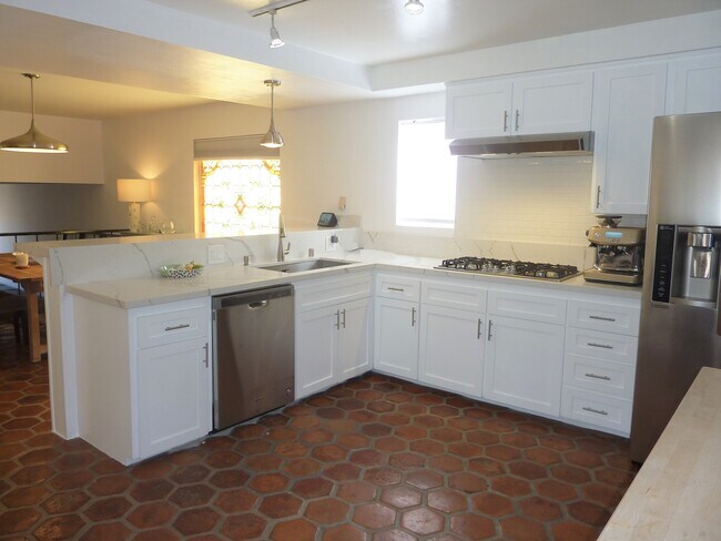 13065 Mindanao Way, Unit 12 in Marina Del Rey, CA - Building Photo - Building Photo