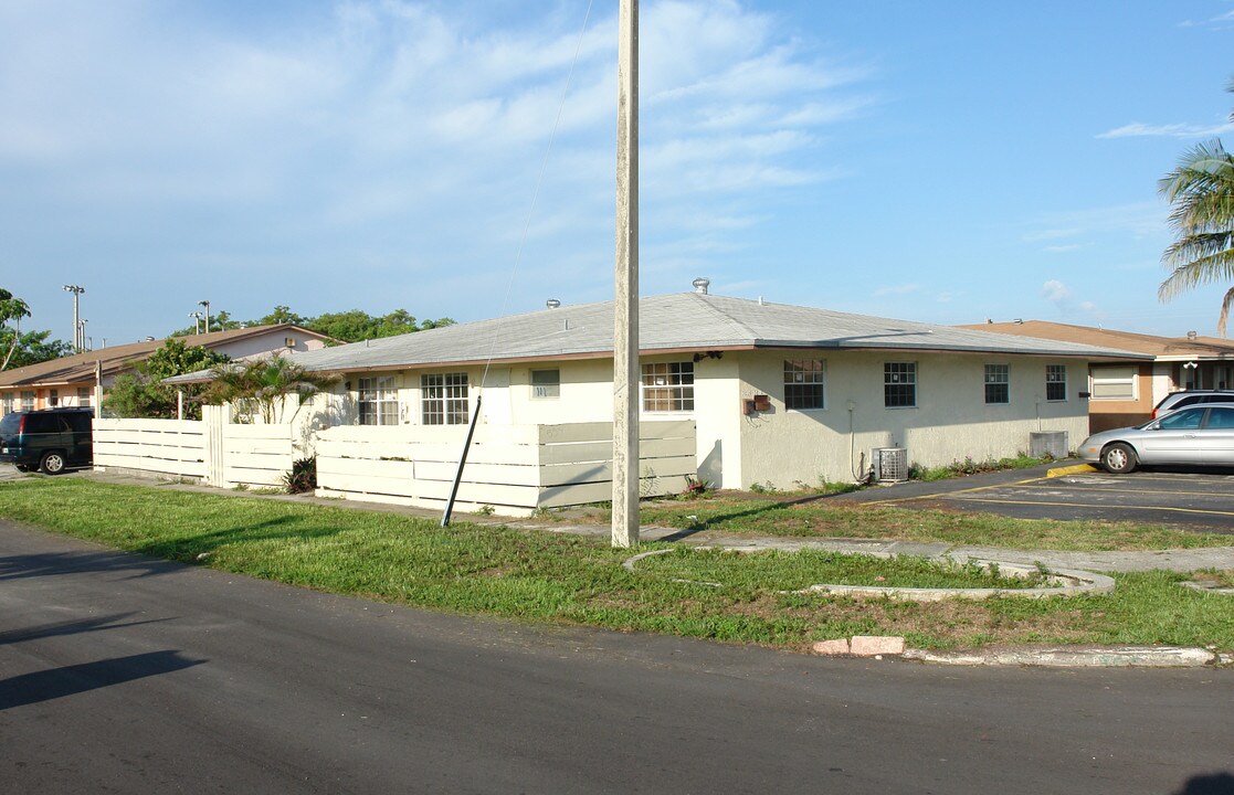 5200 NW 22nd St in Fort Lauderdale, FL - Building Photo