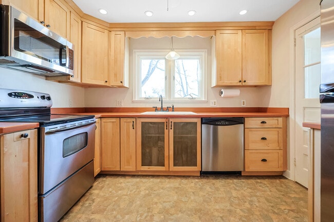 11 Acadia St in West Hartford, CT - Building Photo - Building Photo