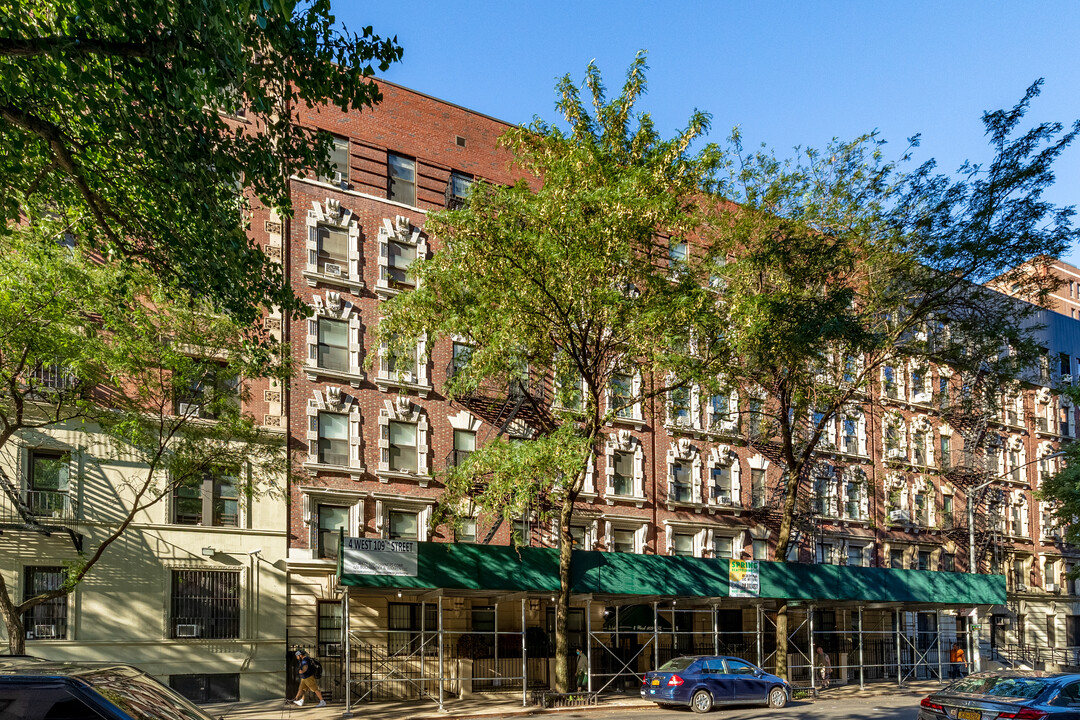 4 W 109th St in New York, NY - Building Photo