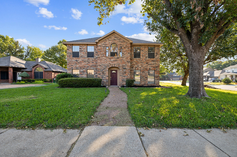 2100 Steppington Dr in Flower Mound, TX - Building Photo