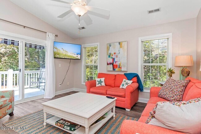 108 Stuart Ave in Emerald Isle, NC - Foto de edificio - Building Photo