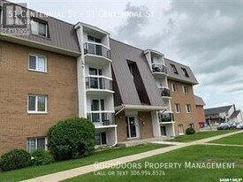 51 Centennial St in Regina, SK - Building Photo